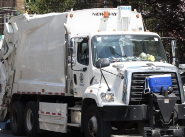 为打击非法倾倒,费城将每周收垃圾两次